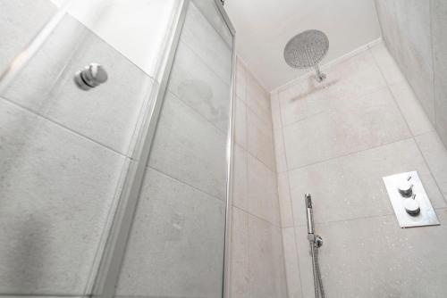 ein Bad mit einer Dusche und einer Glastür in der Unterkunft Stunning - 2 Bedroom - 2 Bathroom home - Nr Kirkby Lonsdale in Carnforth