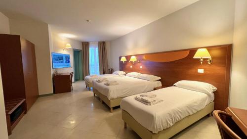 Postel nebo postele na pokoji v ubytování Touring Hotel