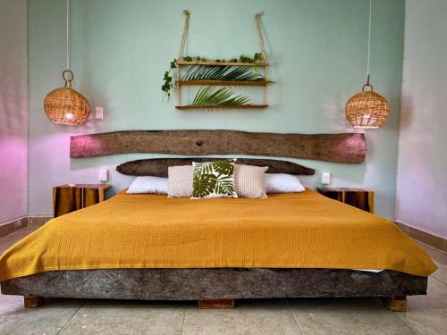 エル・コージョにあるCasa Tropicanaのベッドルーム1室(大型ベッド1台、黄色のベッドカバー付)