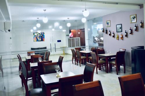 a dining room with tables and chairs in a restaurant at Hotel Calle Real Inn in Aguachica