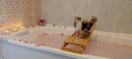 d'une baignoire avec un verre de vin et des coquillages. dans l'établissement Villa Seven Malo, à Dunkerque