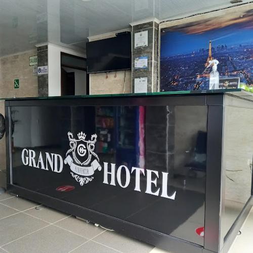 ein Schild für ein Grand Hotel in einem Gebäude in der Unterkunft Grand Hotel Florencia in Florencia