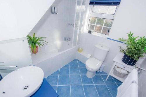 uma casa de banho com um WC, uma banheira e um lavatório. em Midsummer Cottage Cambridge em Chesterton