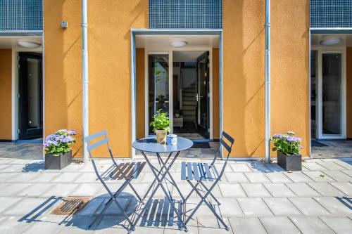 una mesa y dos sillas frente a un edificio en Plantage Garden Apartments en Ámsterdam
