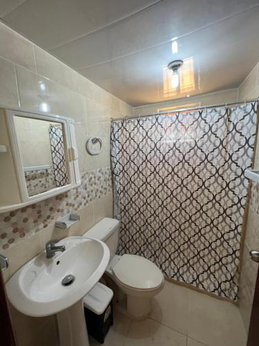 y baño con lavabo, aseo y ducha. en Stylish Stay Ciudad Juan Bosch, en Los Paredones