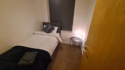 um pequeno quarto com 2 camas e uma janela em Homestay by BIC Melbourne 14 - LEEDS em Morley