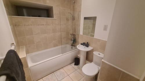y baño con lavabo, aseo y ducha. en Homestay by BIC Melbourne 14 - LEEDS en Morley