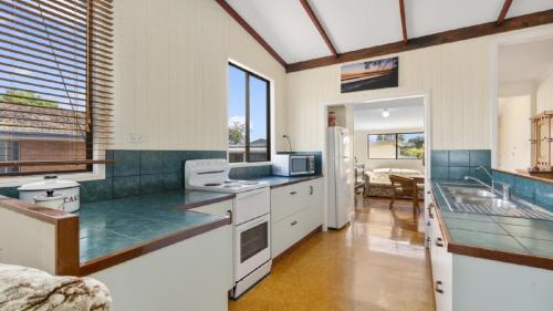 Η κουζίνα ή μικρή κουζίνα στο Grandads Beach House
