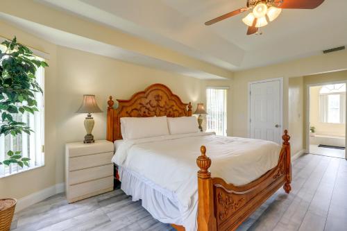 een slaapkamer met een groot bed en een plafondventilator bij Port St Lucie Home about 15 Mi to Jensen Beach Park! in Port Saint Lucie