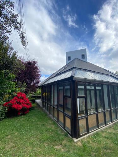 une maison avec des fenêtres en verre dans une cour dans l'établissement Casa centro Bariloche, à San Carlos de Bariloche