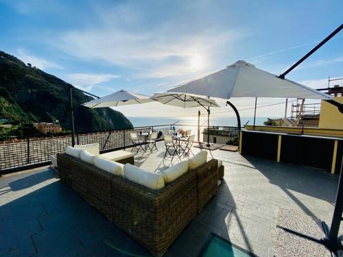 a living room with a couch and an umbrella at Al Castello 1 in Riomaggiore