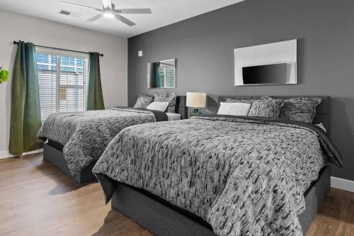 1 dormitorio con 2 camas y TV de pantalla plana en The Platinum Suite Penthouse The Gulch, en Nashville
