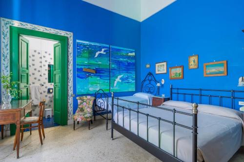クトロフィアーノにあるVilla Sirgole 1897の青いベッドルーム(ベッド1台、デスク付)