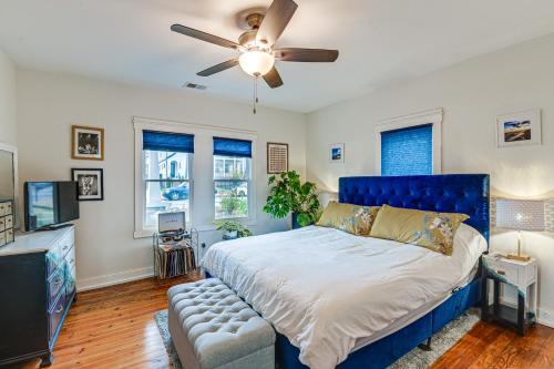 um quarto com uma cama azul e uma ventoinha de tecto em Charming Nashville Home with Fire Pit, Indoor Sauna! em Nashville