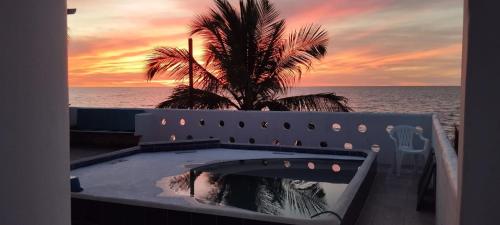 von einem Balkon mit Blick auf das Meer und den Sonnenuntergang in der Unterkunft casa pernia in San Silvestre