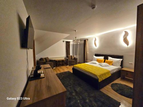 une chambre d'hôtel avec un lit et une télévision dans l'établissement Străjerii Cetății, à Tîrgu Neamţ