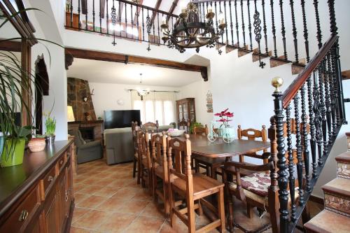 - une cuisine et une salle à manger avec une table et des chaises dans l'établissement El paraíso tropical en Málaga, à Alhaurín de la Torre