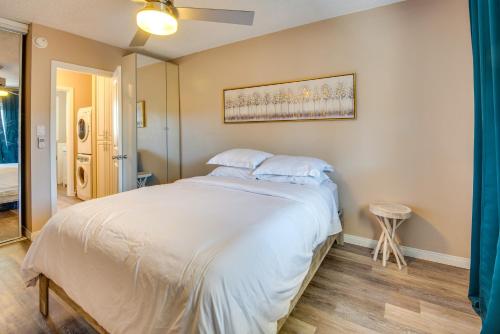 Ένα ή περισσότερα κρεβάτια σε δωμάτιο στο LA Condo about 1 Mi to The Kia Forum and SoFi Stadium
