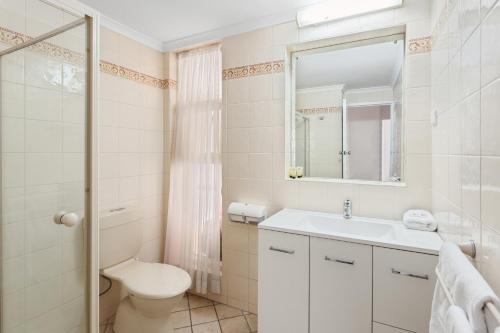 Ένα μπάνιο στο Taft Apartments