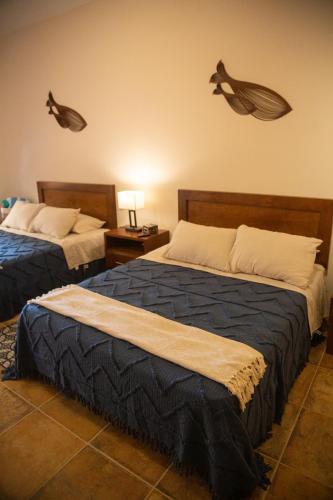 zwei Betten in einem Hotelzimmer mit in der Unterkunft Estancia 104 in La Paz