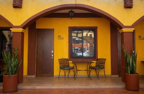 ラパスにあるEstancia 104の黄色の家