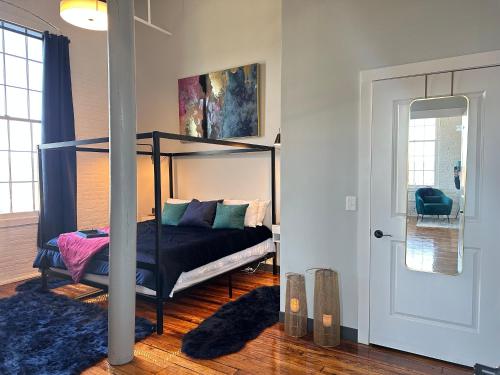 ein Schlafzimmer mit einem Etagenbett in einem Zimmer in der Unterkunft Penthouse: Casa Colore in Utica