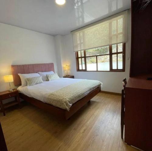 ein Schlafzimmer mit einem großen Bett und einem Fenster in der Unterkunft VILLA DE MOYA HOTEL MONGUI in Monguí