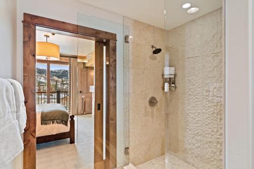 Koupelna v ubytování Edgemont 2300 - Luxury Ski-in Ski-out Condo!