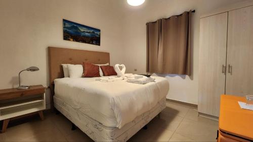 1 dormitorio con 1 cama blanca grande en una habitación en LA VILLA by luxury Attilan, en San Pedro La Laguna