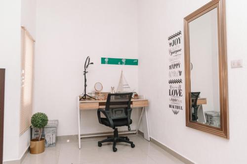 LA VILLA by luxury Attilan في سان بيدرو لا لاغونا: مكتب مع كرسي ومرآة في الغرفة