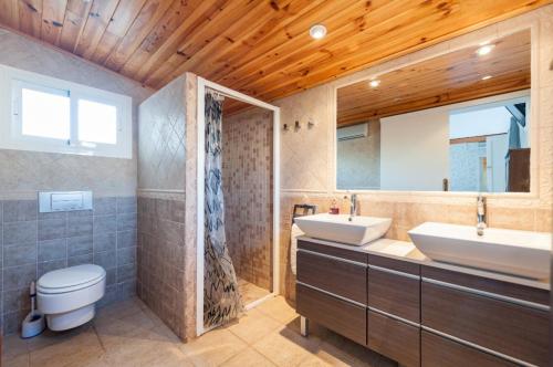 ein Badezimmer mit zwei Waschbecken und einer Toilette in der Unterkunft Can Rovet in Port d'Alcúdia