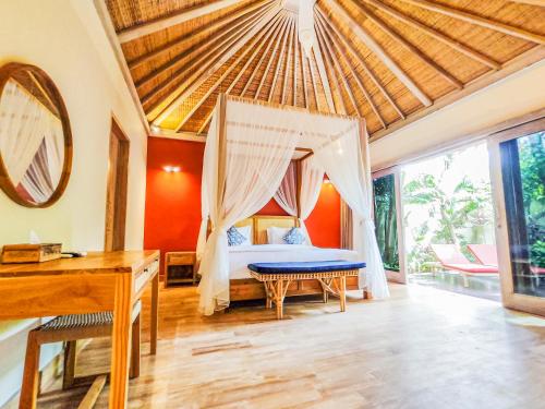 Postel nebo postele na pokoji v ubytování Seminyak Square Hotel And Villas