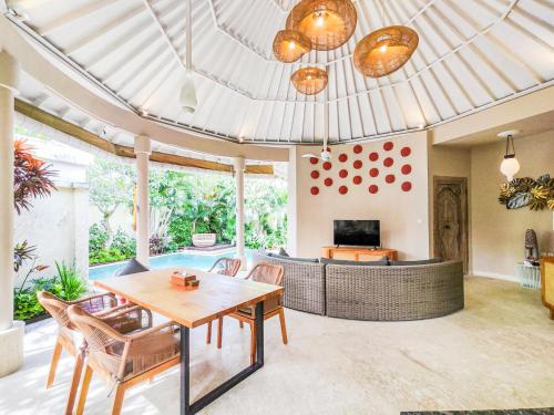 Seminyak Square Hotel And Villasにあるテレビまたはエンターテインメントセンター