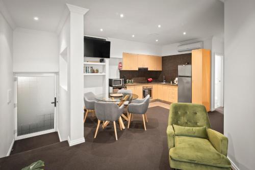 Köök või kööginurk majutusasutuses Luxury 2 Bedroom Apartment - Heart of Hobart CBD