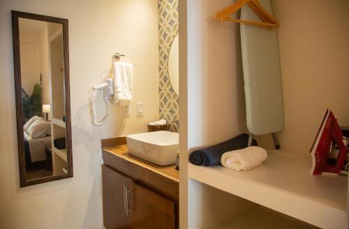 a bathroom with a sink and a mirror at Estancia 102 in La Paz