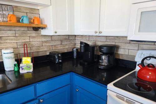Dapur atau dapur kecil di Beautiful Views And Just Steps To The Beach - #38 Sleeps 7