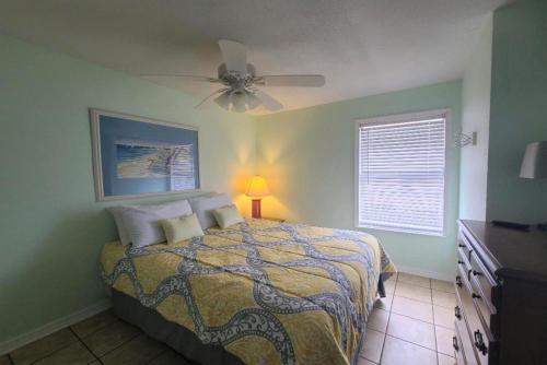 um quarto com uma cama e uma ventoinha de tecto em Beautiful Views And Just Steps To The Beach - #38 Sleeps 7 em Gulf Shores