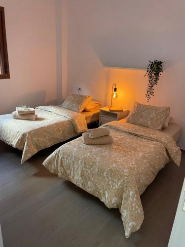 - une chambre avec 2 lits et une lampe dans l'établissement Apartamento RODA - Candelaria, à Candelaria