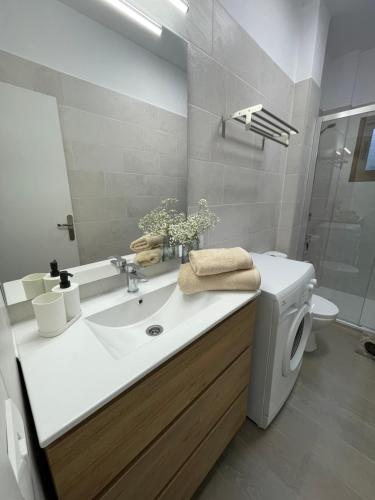 y baño con lavabo blanco y aseo. en Apartamento RODA - Candelaria, en Candelaria