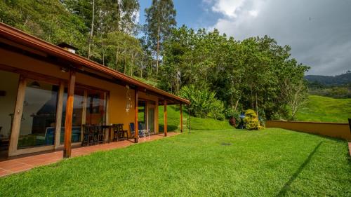 a house with a large yard next to a building at Ecoresort Gran Azul in Salento