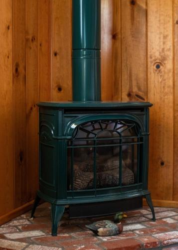 a green stove sitting in a room at Inn at Sugar Pine Ranch in Groveland