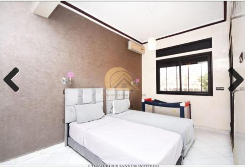 een slaapkamer met 2 bedden en een raam bij Authentic Targa Villa with a Private Pool No overlooking in Marrakesh