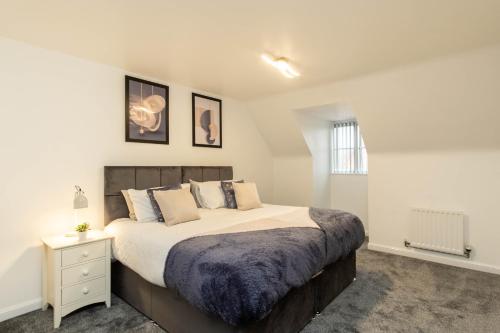 ein Schlafzimmer mit einem großen Bett in einem Zimmer in der Unterkunft Luxury Executive Home in Birmingham in Birmingham