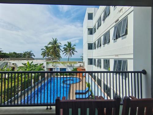 - une vue depuis le balcon d'un hôtel avec piscine dans l'établissement Sealight Villa and House Phu Quoc, à Duong Dong