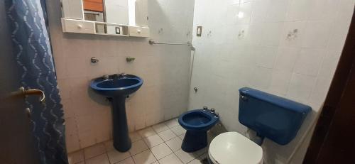 ein Badezimmer mit einem blauen Waschbecken und einem WC in der Unterkunft LIA in Salta
