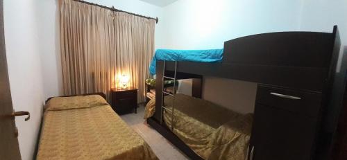 LIA في سالتا: غرفة صغيرة مع سرير بطابقين وسرير بطابقين