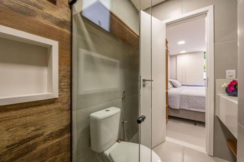 uma pequena casa de banho com WC e um quarto em Kalug - Luxo e Pé na Areia com 2 suítes na Ponta do Mutá em Barra Grande