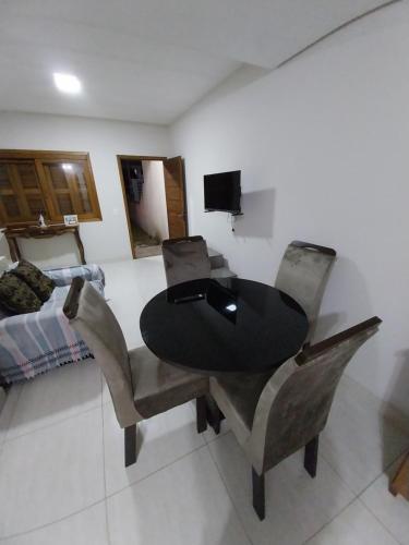 トラマンダイにあるduplex aconcheganteの部屋のダイニングテーブルと椅子