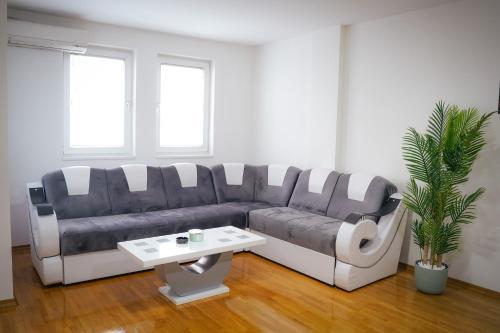 Ruang duduk di Smallville Apartment