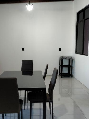 - une salle à manger avec une table et des chaises dans l'établissement Lidxi Stagabeñe, à Juchitán de Zaragoza